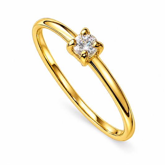 Goldfarbener Edelstahlring mit Zirkonia, 18K vergoldet, auf weißem Hintergrund
