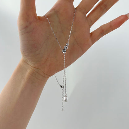 Detailansicht der Perle und Zirkonia der Lariat-Brautkette „Tiffany“, silber