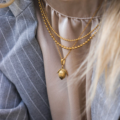 Vergoldete Edelstahlkette mit stilvollem Zitronen-Anhänger – hypoallergen & robust.