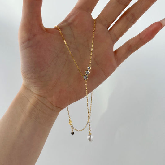 Detailansicht der Perle und Zirkonia der Lariat-Brautkette „Tiffany“, gold.