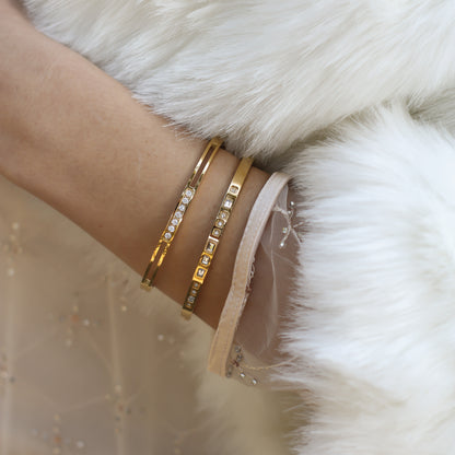 Vergoldeter Edelstahl Armreif mit eleganter Morsecode-Gravur und stilvollem Design.