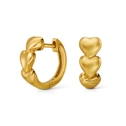Tre Cuori Creolen aus 18K vergoldetem Sterling Silber, verziert mit drei geschwungenen Herzmotiven. Elegante Ohrringe für einen zeitlosen, femininen Look.